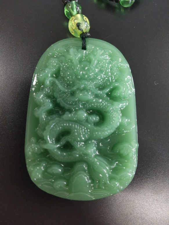 翡翠 龍 御守り ペンダント 干支 辰年 縁起物 竜 2024 ユニセックス