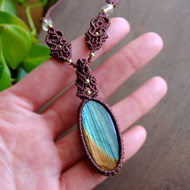 大きめラブラドライト（マダガスカル産）マクラメ編みペンダント