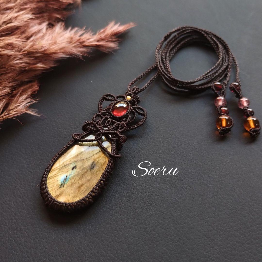 ラブラドライト＆ガーネットのマクラメ編みネックレス　ペンダント　天然石 ラブラドライト（マダガスカル産）マクラメ編みペンダントネックレス